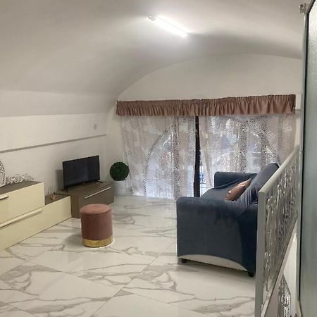 Tiluri Apartment Napoli Bagian luar foto