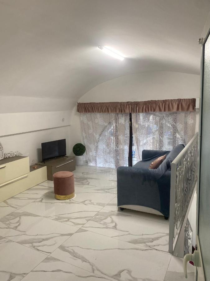 Tiluri Apartment Napoli Bagian luar foto