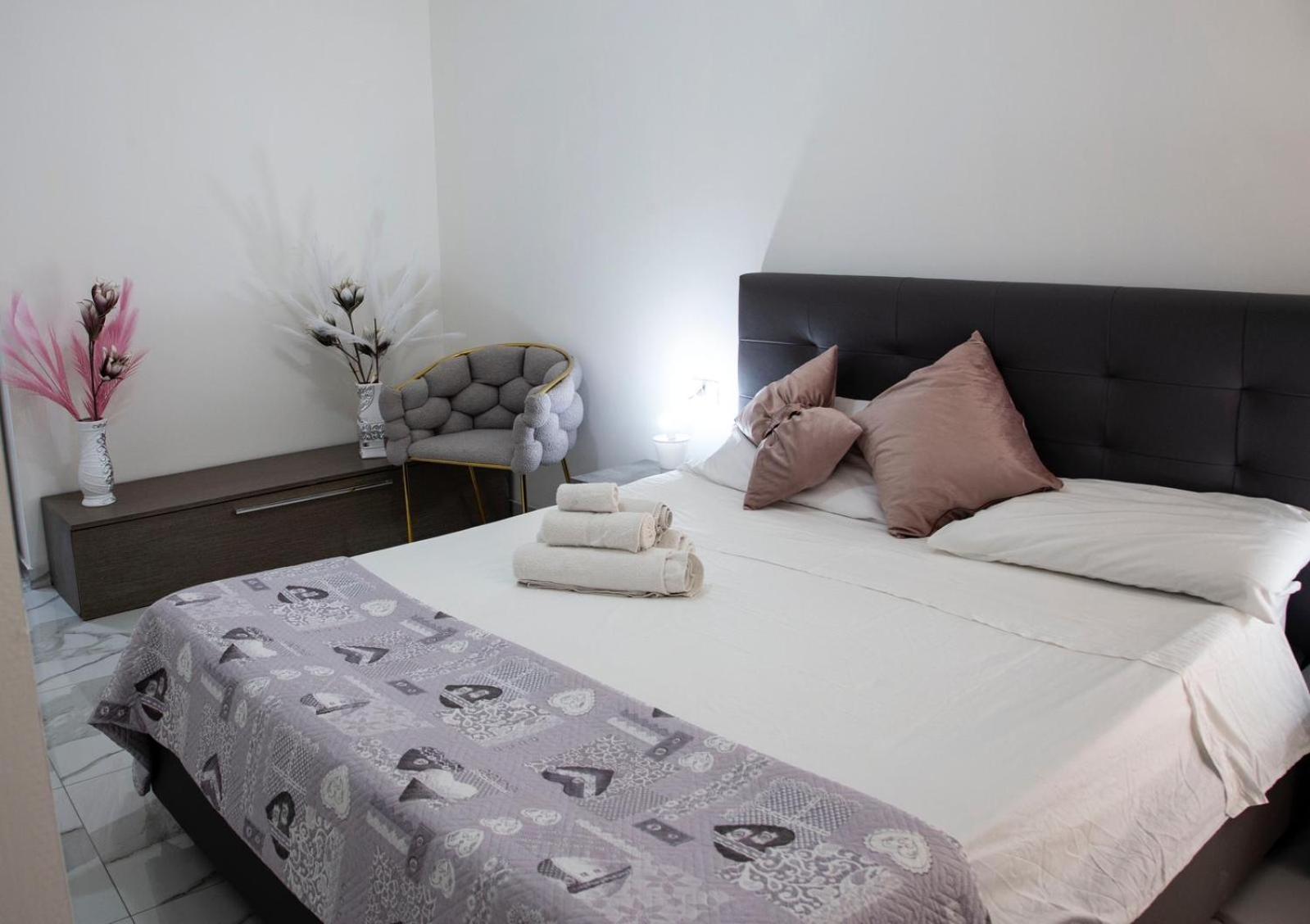 Tiluri Apartment Napoli Bagian luar foto