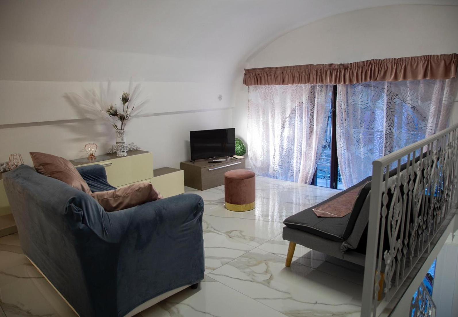 Tiluri Apartment Napoli Bagian luar foto