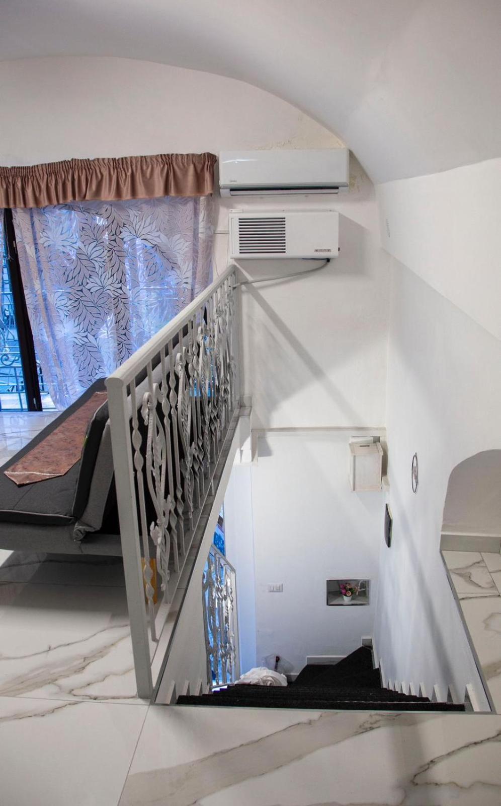 Tiluri Apartment Napoli Bagian luar foto