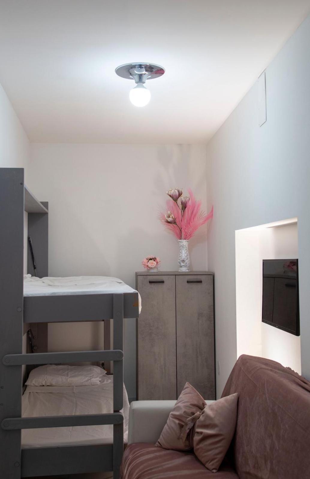 Tiluri Apartment Napoli Bagian luar foto