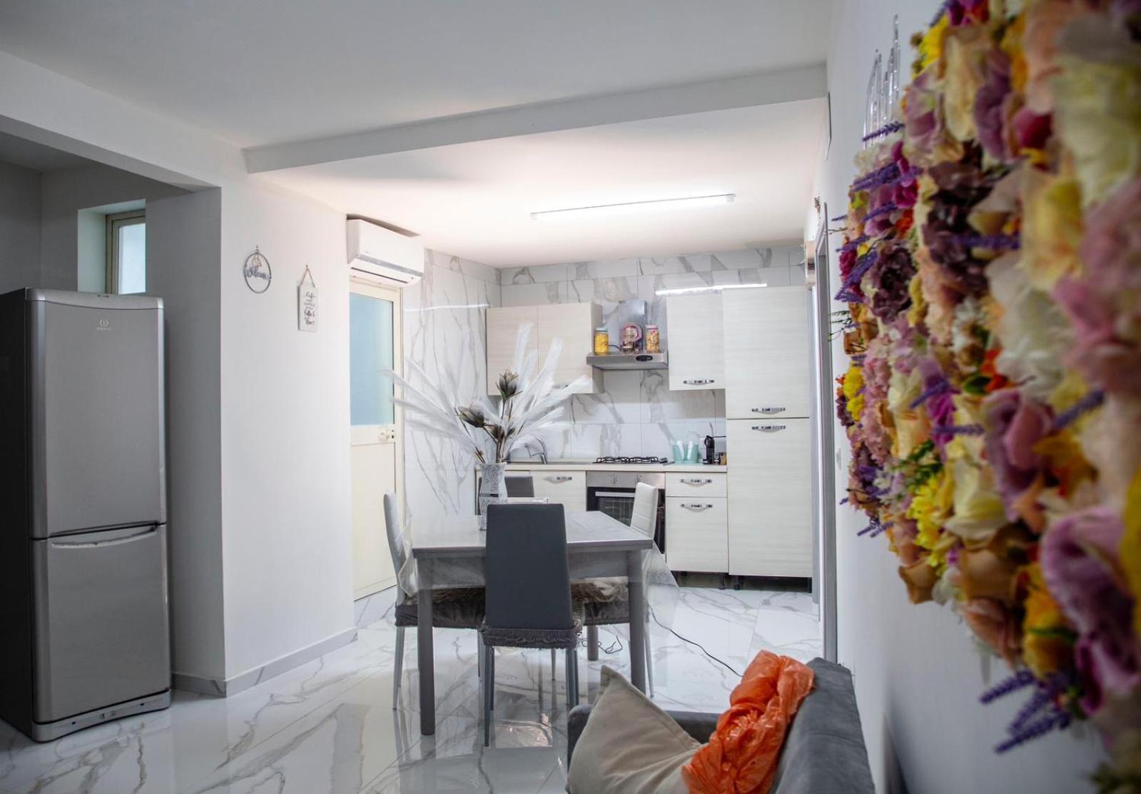 Tiluri Apartment Napoli Bagian luar foto
