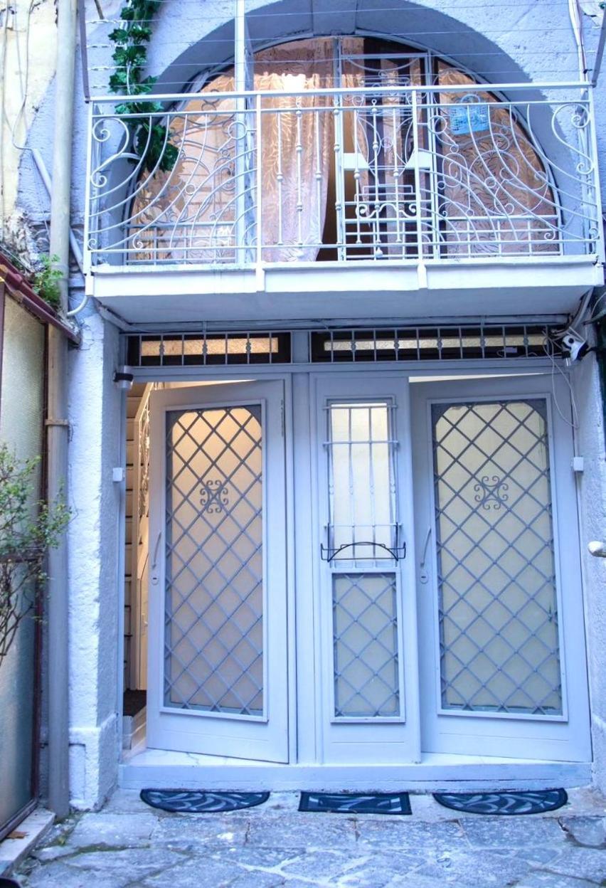 Tiluri Apartment Napoli Bagian luar foto