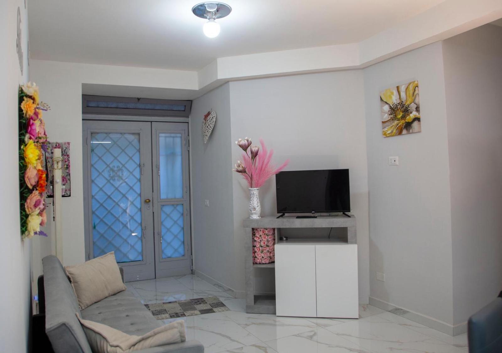 Tiluri Apartment Napoli Bagian luar foto